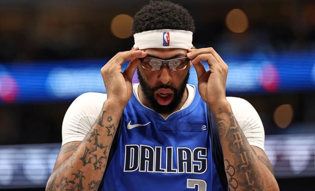 当初卖东契奇偷着卖，现在卖戴维斯知道听取公开报价了？近日，独行侠管理层下定决心