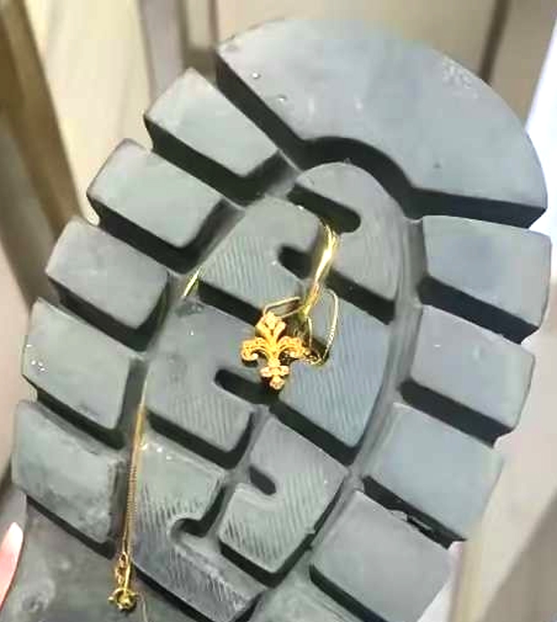 一女孩在金店打工，才干了一个月，昨天盘货时却发现少了一条金链子，找来找去都找不到
