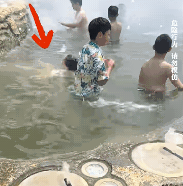 泳池惊险一幕让人捏一把冷汗，小女孩不慎溺水，在水中慌乱挣扎。一旁的小男孩发现险情