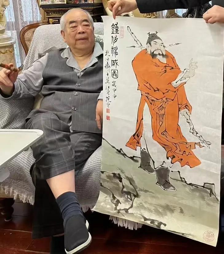 范曾回应：给大家报平安，自己未出国也未失联正在闭门写书。他继子范一夫发文说范曾