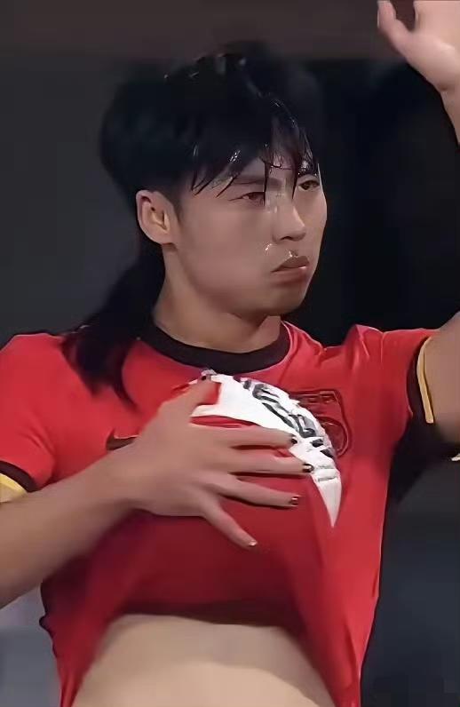 国足吃海参我忍了，纹身大肚腩我也忍了，现在竟然还涂上了美甲，而且还在熊猫杯首战，