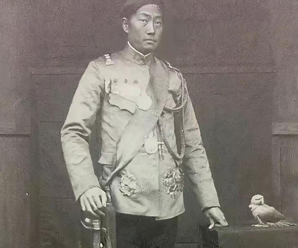 1911年，成都街头，张得奎瞅准尹昌衡游行，从楼上嗖地甩出匕首，可惜准头太差，扎