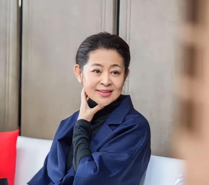 哪有什么“回春术”虽然倪萍阿姨变化挺大的，前两年老得脸上皱纹一层一层的，而且上