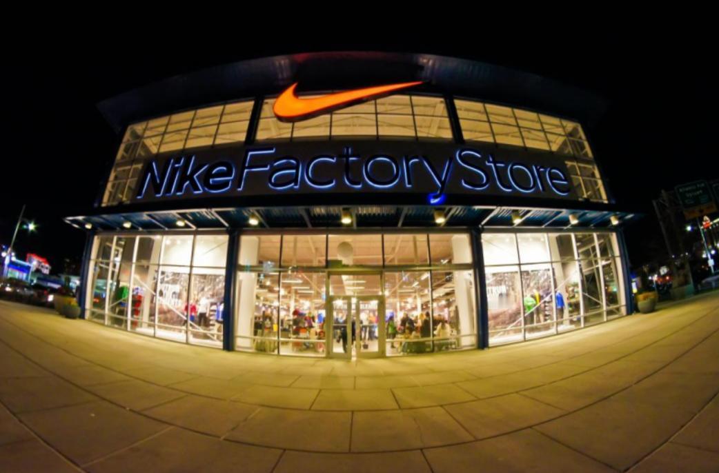 “暴跌8000个亿，货品积压如山”！2024年，曾经傲视全球的耐克公司，在中国爆