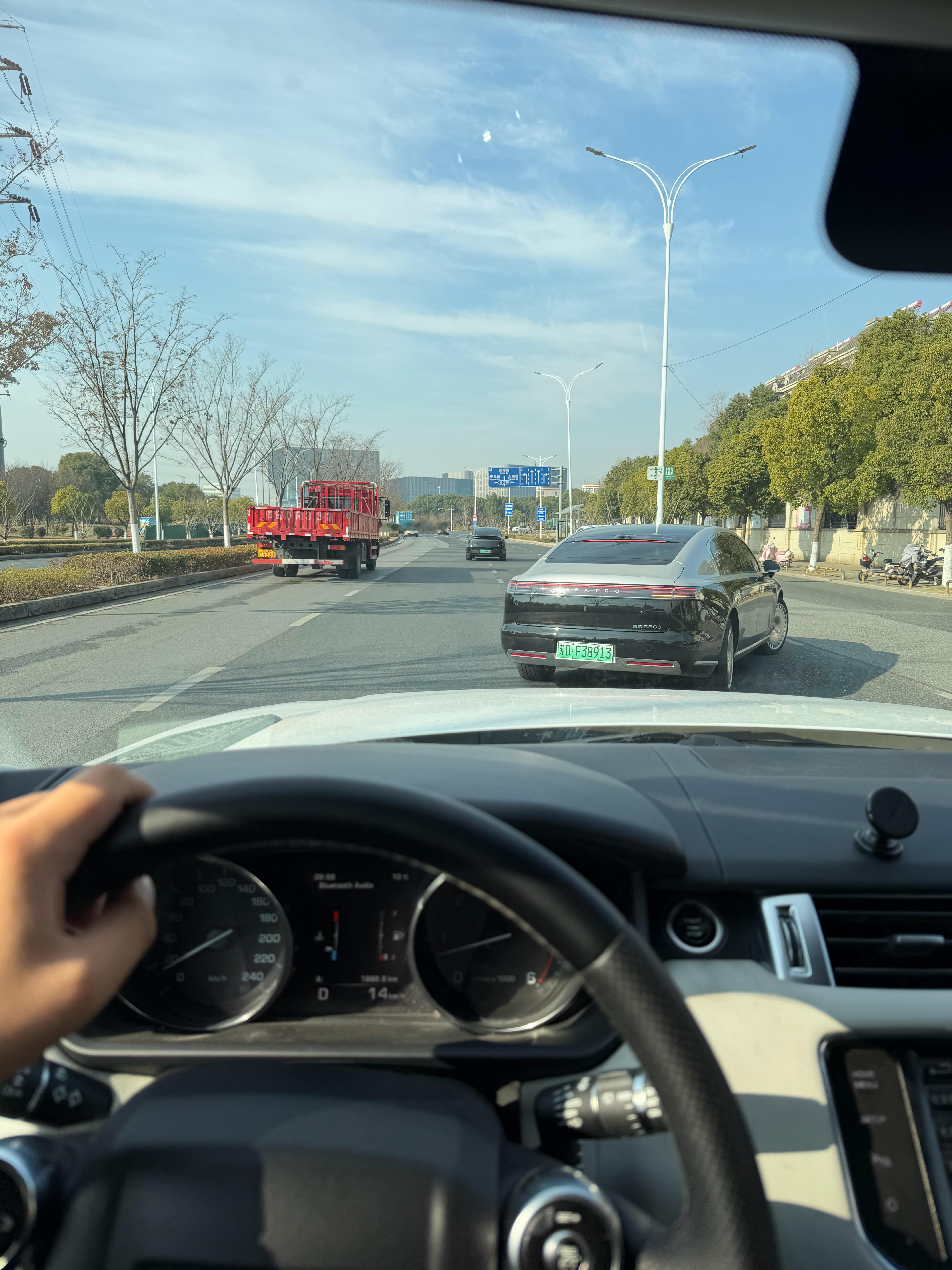 早上好啊，揽胜和尊界怎么选？