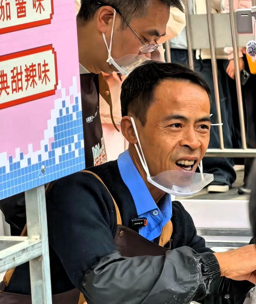 网红“鸡排哥”发飙，坚决反对黄牛排队。很好奇他的鸡排真的很好吃吗？为