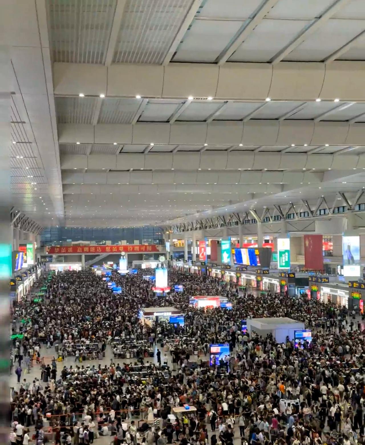 国庆9.30虹桥现状。不愧是上海虹桥啊，全是人。国家那么多年的大基建也是实实