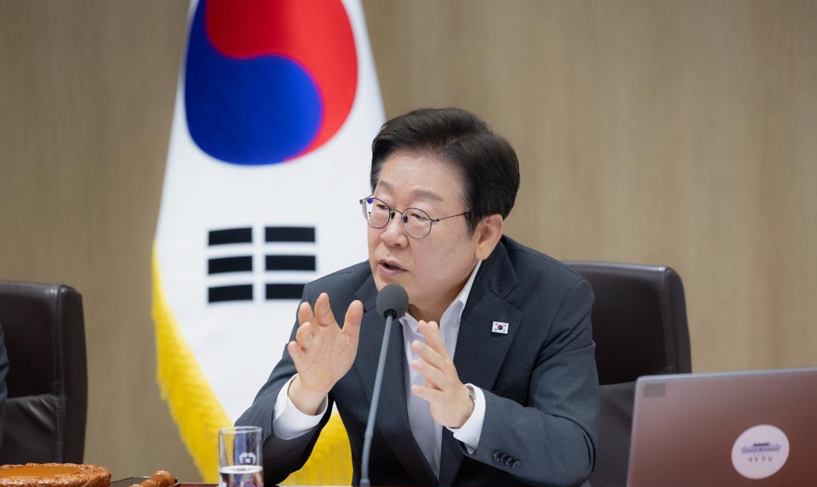 李在明主持召开国务会议。他说：从今天开始，我们已向人民群众开放内阁会议，以扩大国