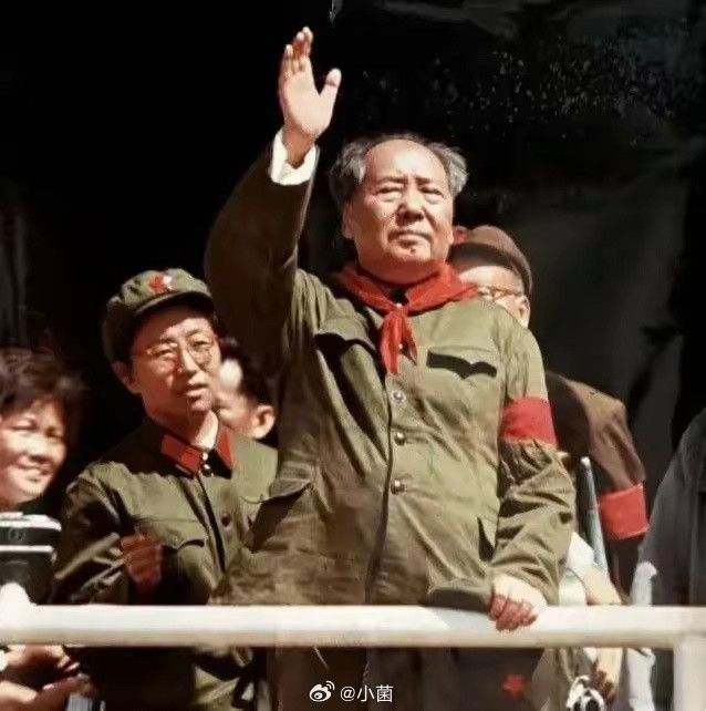 1966年，毛主席向群众挥手，他身后的女兵是女儿李讷。这张老照片拍摄于1966年