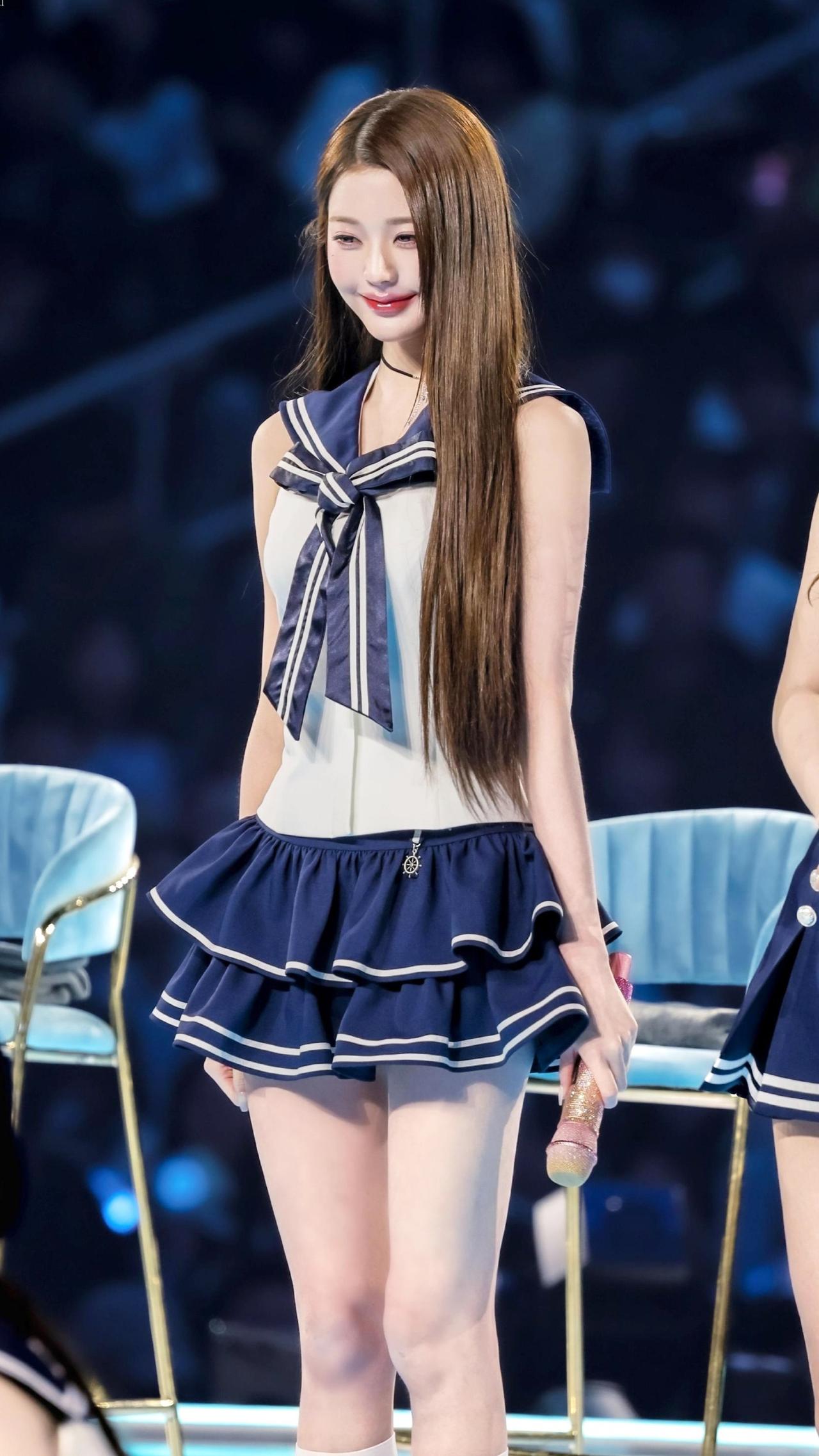 张元英歪头眨眼比心，软声撒娇，脸颊鼓鼓超可爱，甜度瞬间拉满，萌化全场。张元英张