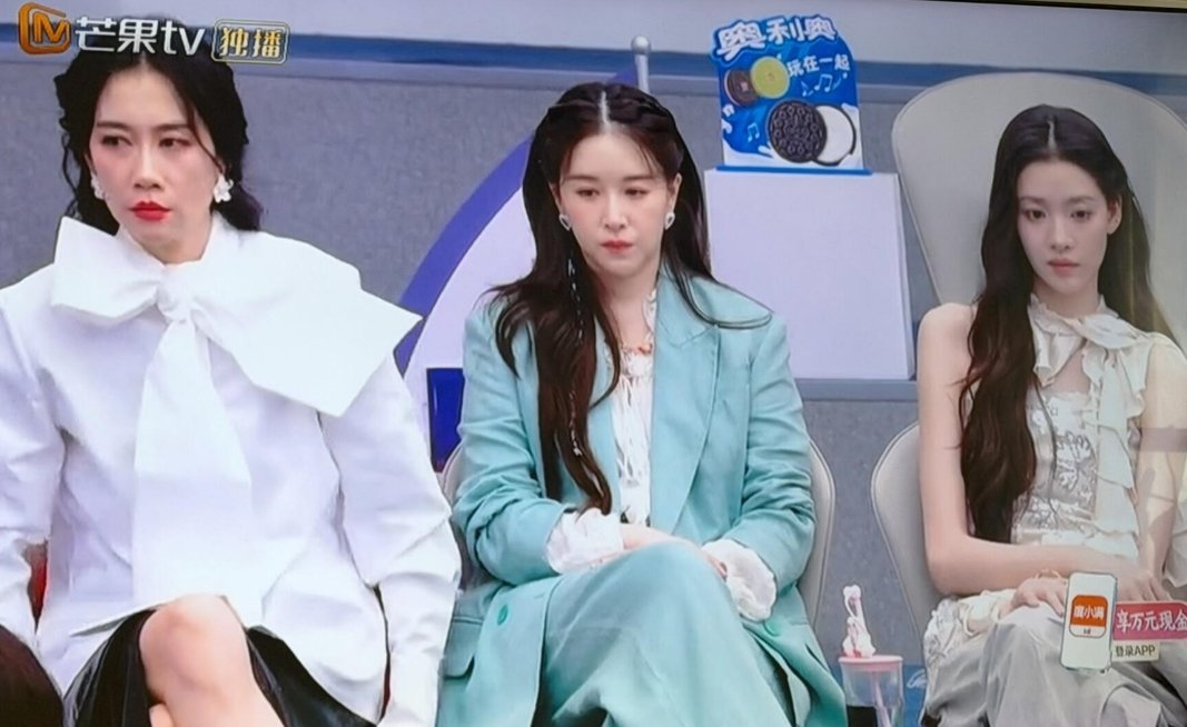 今年第一个逗我笑的镜头出现了小齐念上半场热搜然后就给他们仨镜头姐几个昨晚也是被骂