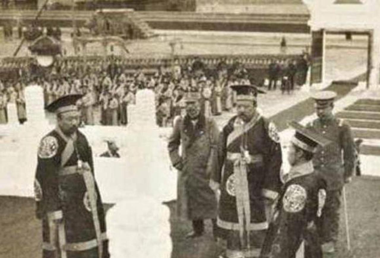 1916年，袁世凯去世当天晚上，他家大小事务的掌管者五姨太杨氏，趁着大家哭天喊地