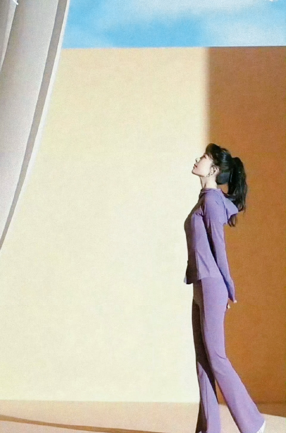 这真的是杨紫？！镜头前她一个转身，全网惊呆了！刚刚的时尚盛典，杨紫一袭露背长