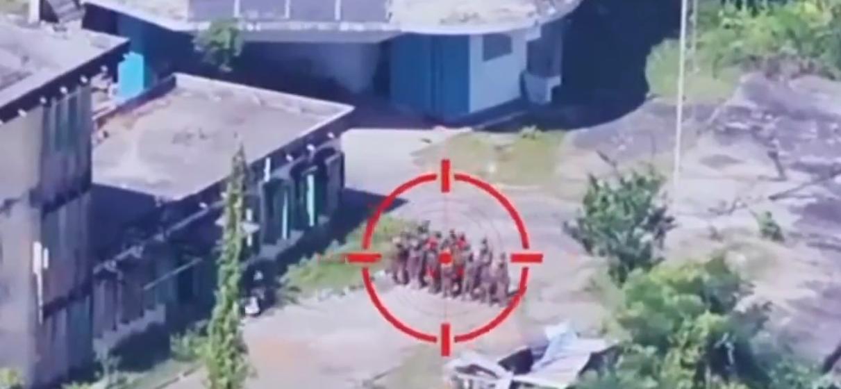 集合中的缅军部队被炮击！若开军使用远程火炮，袭击了位于若开邦皎漂港附近气象站内