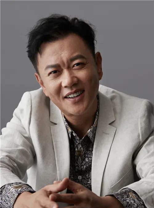 2020年，主持人问冯嘉怡:“你是公司的老板，你拍戏繁忙没时间管公司，公司怎么办