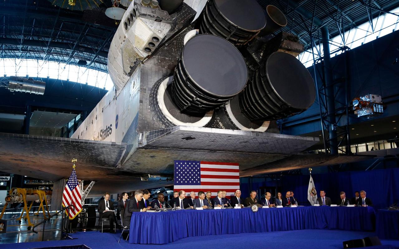 为了不让中国用卫星看美军航母等目标，美国太空部队将部署两种新型武器，与之前武器协