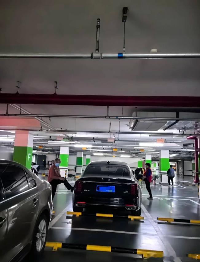 这场面有点无语，踩别人家车轱辘干嘛[笑着哭]​​​