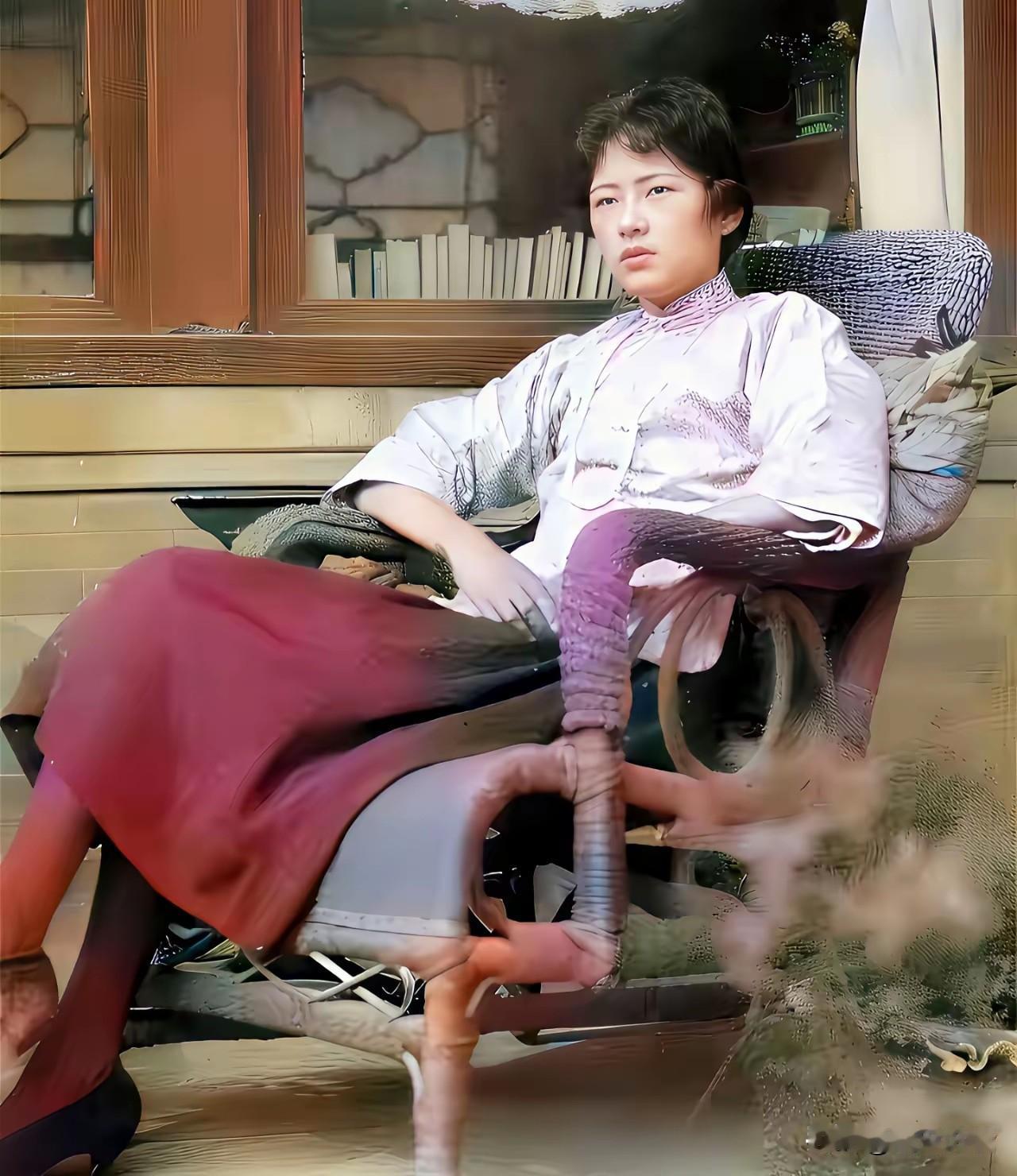 林徽因身着素雅居家长衫，随意倚靠休憩，眉眼明媚灵动，五官秀丽，神态松弛自在，院落