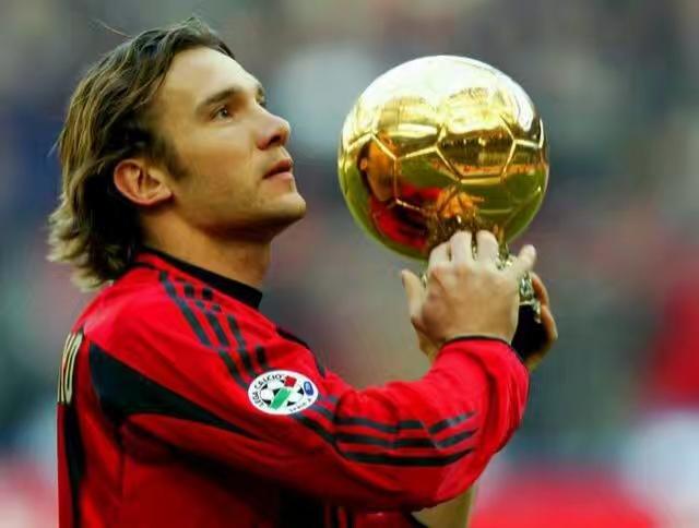 01/02赛季，米兰有坐拥八大前锋效果不佳！比埃霍夫，0进球0助攻阿利尤，0