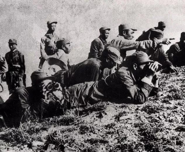 1943年，汉奸们抓了一个女八路，保长却百般阻拦，汉奸大怒，正要发脾气，保长解释