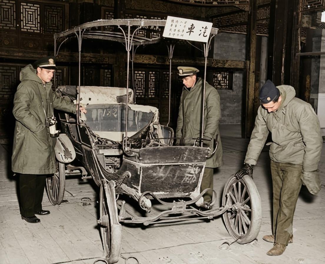 1945年，颐和园里，几位穿着厚实冬装的驻华美军正围着一辆残破不堪的老式汽车。这