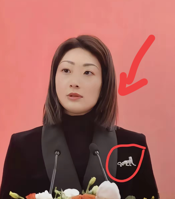 发现没？宗馥莉的野心早就路人皆知了。不是她给老宗立人设，​也不是她悠闲喝