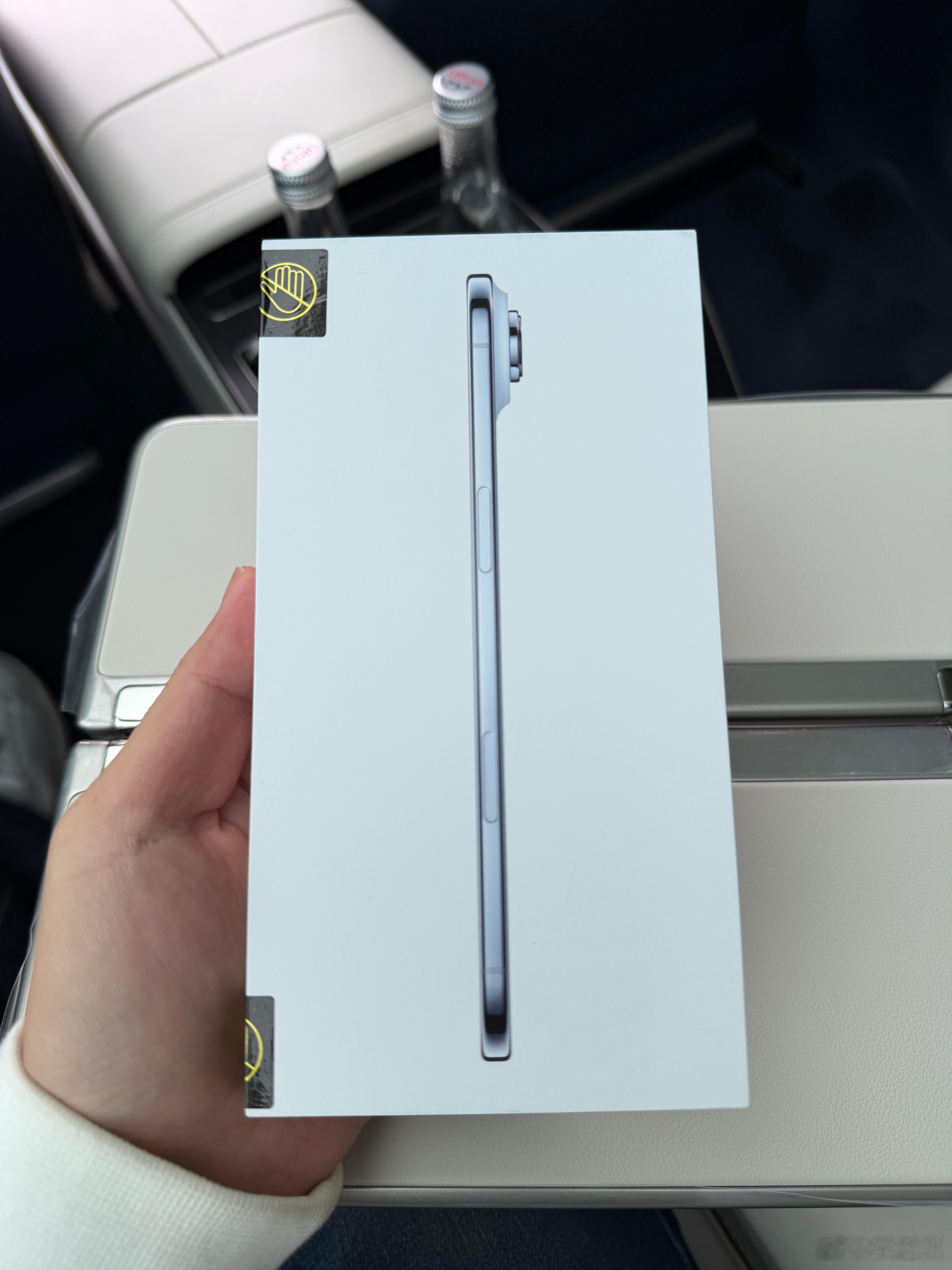 iPhoneAir到手在车里先贴个膜，然后已经抵达营业厅[滑稽笑]eSIM设置