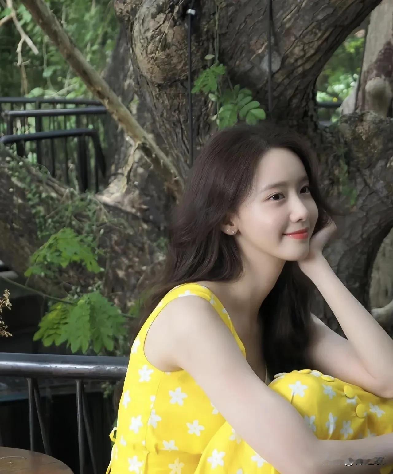 林允儿头小脸小，五官和谐，淡颜，身形纤细，天鹅颈，虽然她很瘦，但这么多年了没在