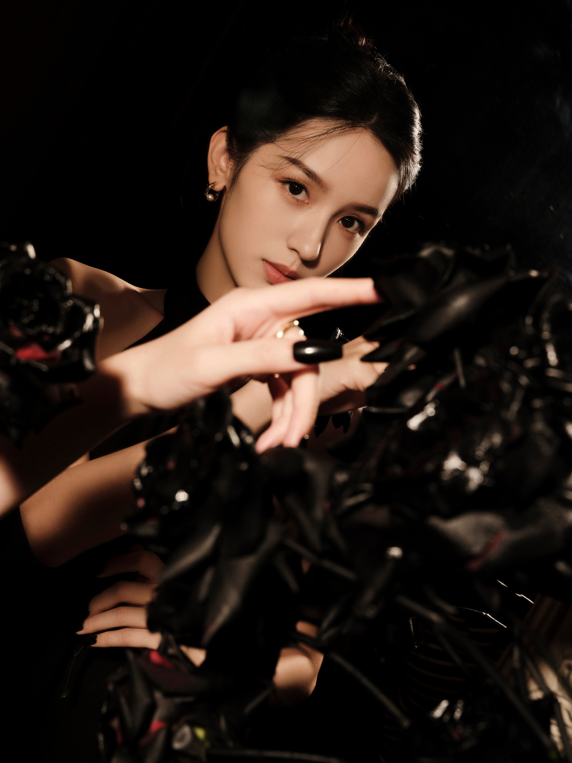 周也挂脖黑纱裙：一镜一影，纷花如梦，风格跃然呈现。周也