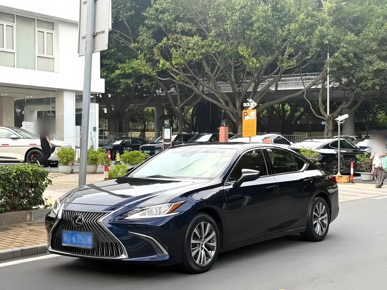 十万出头考虑二手雷克萨斯ES200，我觉得它的价值不是豪华，而是“平淡”。自然吸