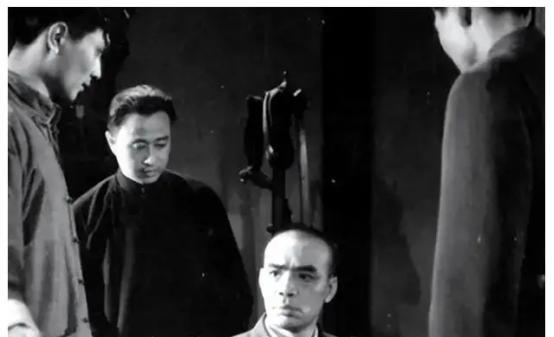 1946年，四名地下党员吃饭，刘家昌见自己碗里面特别少，便察觉其中一人有问题。等