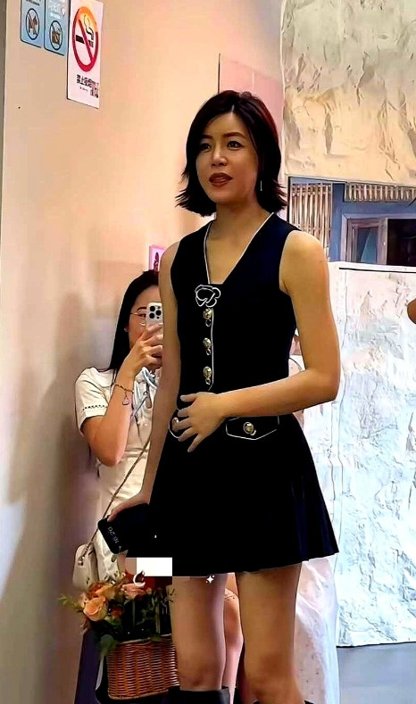 朋友私下见过陈妍希，她说大家都被骗了，陈妍希真人根本不长电视里那样，而且他还说陈
