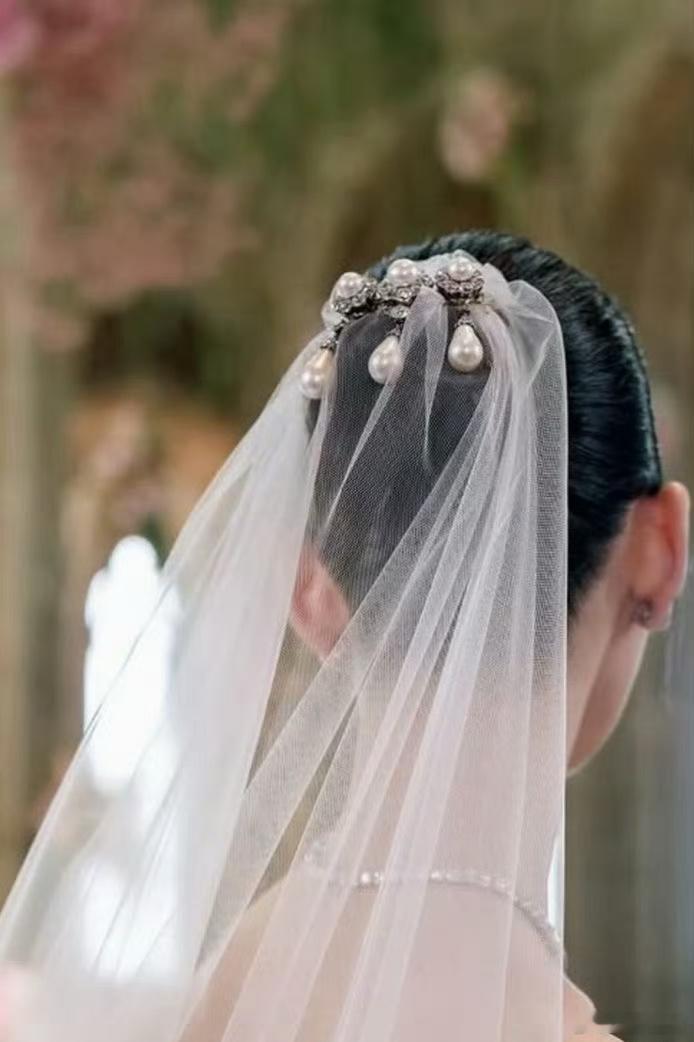 奚梦瑶戴了婆婆的珍珠发夹，温柔贵气没有丝毫浮夸感，却自带豪门顶配质感