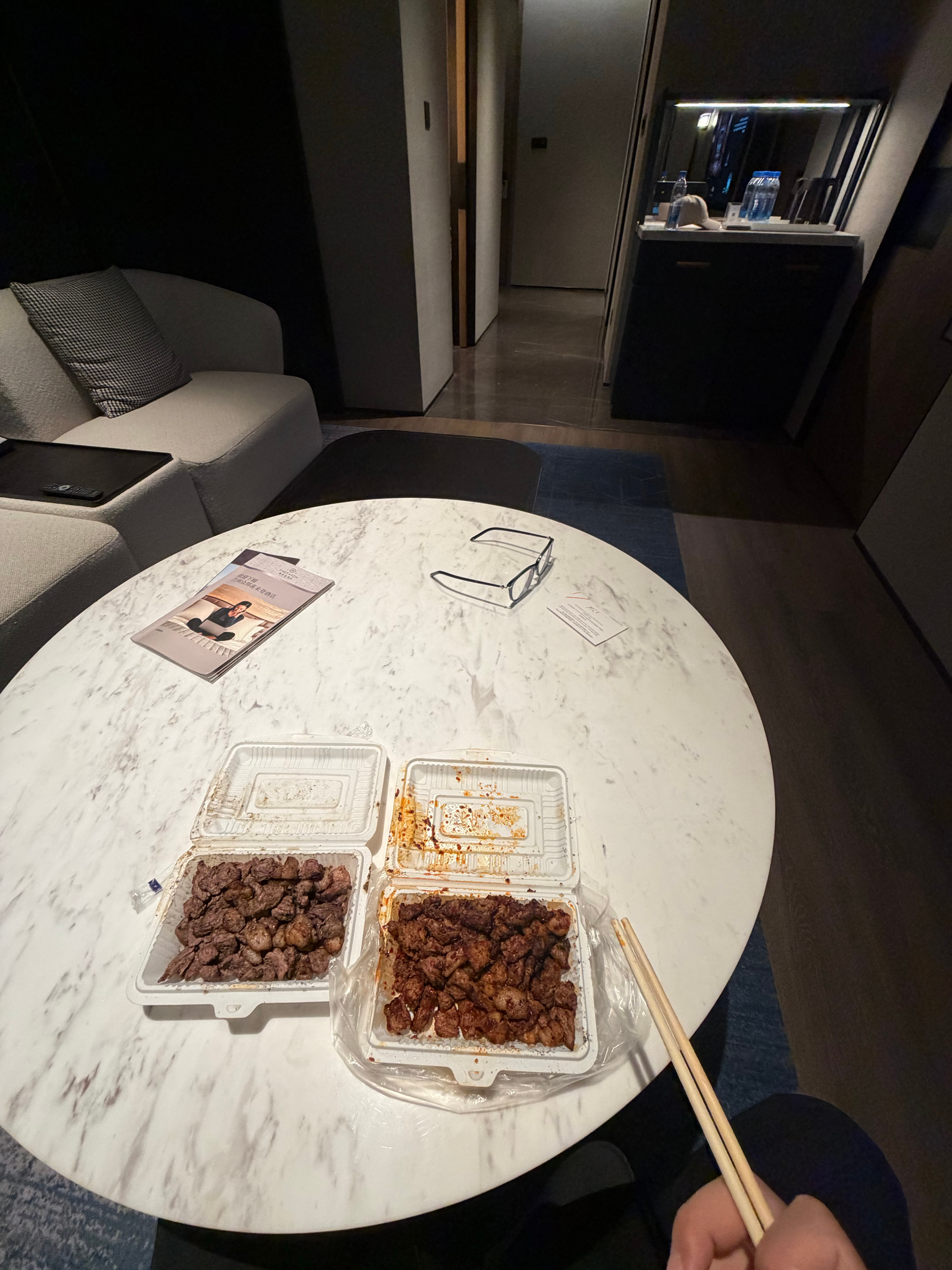 两盒肉80元…口喊还行！辣椒很多！但是没有那么夸张，明天去吃牛肉面！