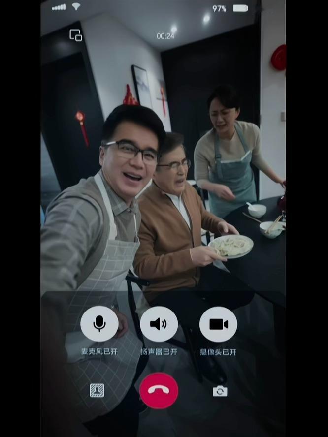 没见过这么会装可爱的老人