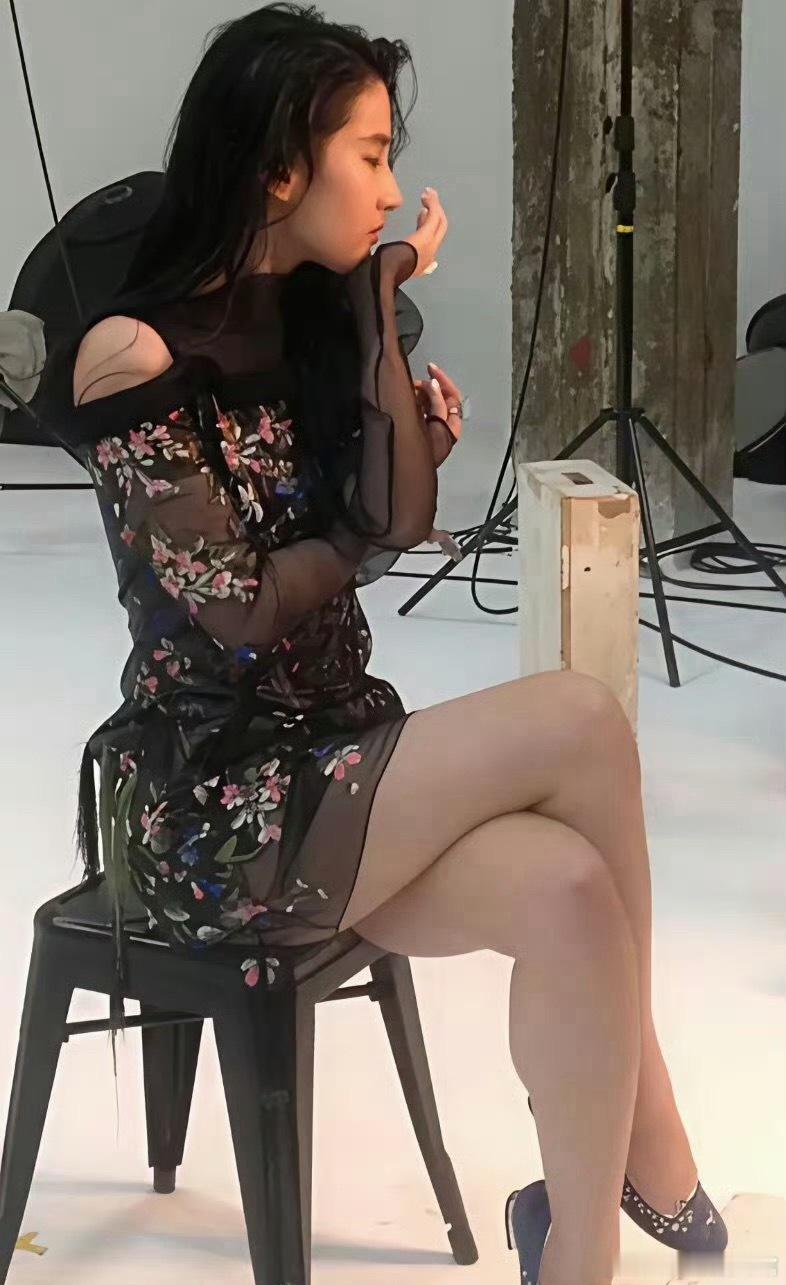 看到刘亦菲的小腿肌，瞬间就释怀了，原来大明星也有小腿肚