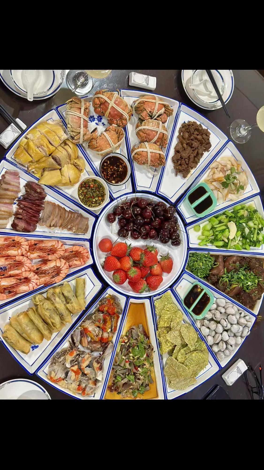 过年就是要有仪式感，现在谁家都不缺吃的有钱没钱回家过年，年夜饭讲究的就是一个仪