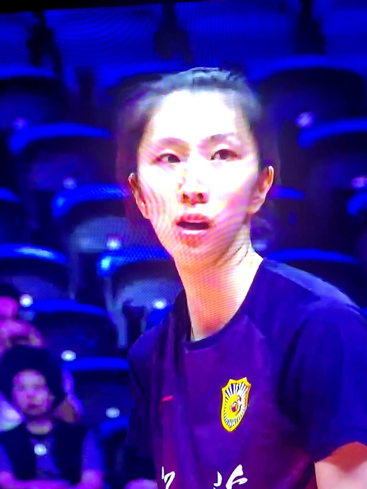 别嘲笑吴梦洁不出外打球了，真不是没人要她，是江苏女排和中国女排根本不放！现在