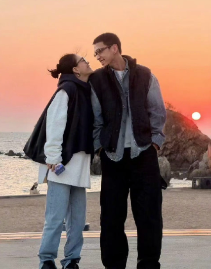 李嘉格×26岁新男友！姐弟恋差9岁甜晕全网。朋友圈全是糖，这次眼光对了。离婚三个