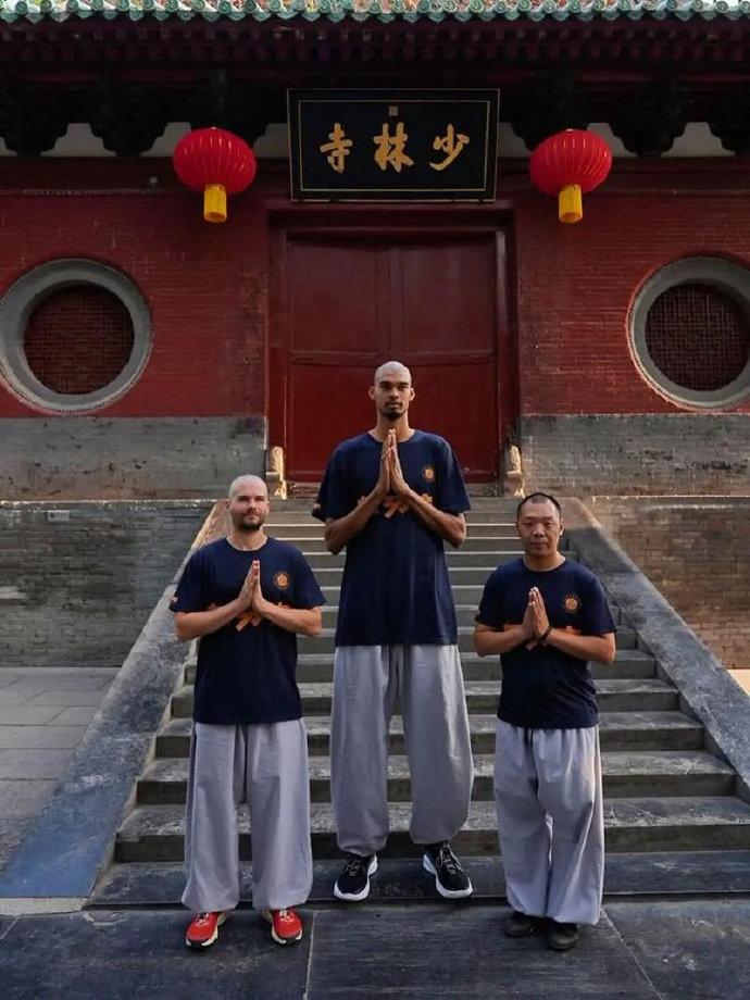 文班亚马的少林师父出名了。毫无疑问，现在整个NBA联盟最火的球员就是文班。所