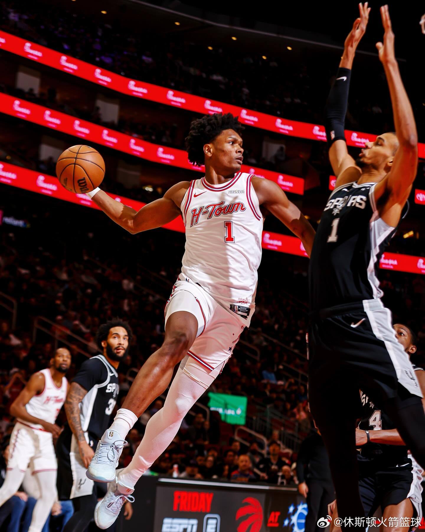 在过去10场比赛中，汤普森场均贡献20.0分（投篮命中率60.3%，真实命中率6