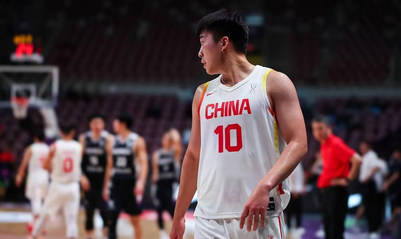 下一个登陆NBA的中国球员应该就是他了吧！他和杨瀚森同龄，也和杨瀚森一起参加了2