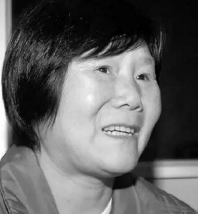 1975年，湖北神农架几名妇女正在田里挖洋芋时，一位女孩因为内急跑去树林中解决，
