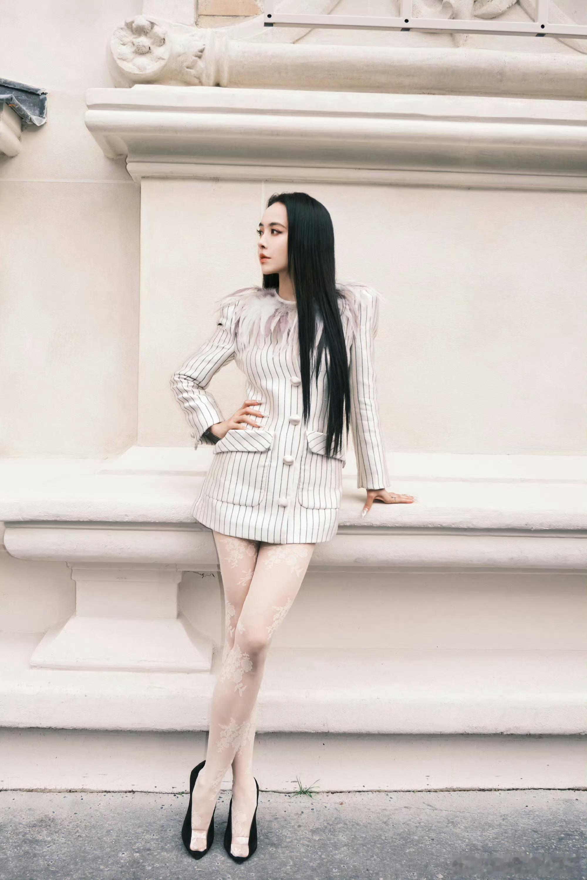 这个鞋一看就很难穿，前脚面没有受力点，需要一直勾着很累😫但是蛮好看的