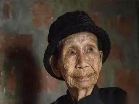 手往她裆下一摸，完了。藏不住了。那鬼子兵脸上那股子兴奋劲儿，比南京冬天的风还