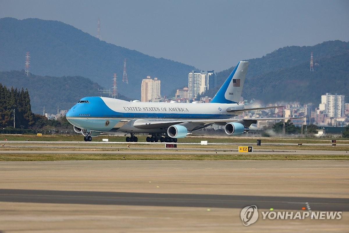 川普的专机空军一号抵达韩国金海机场。细算下来，这是川普第三次踏上韩国领土，第