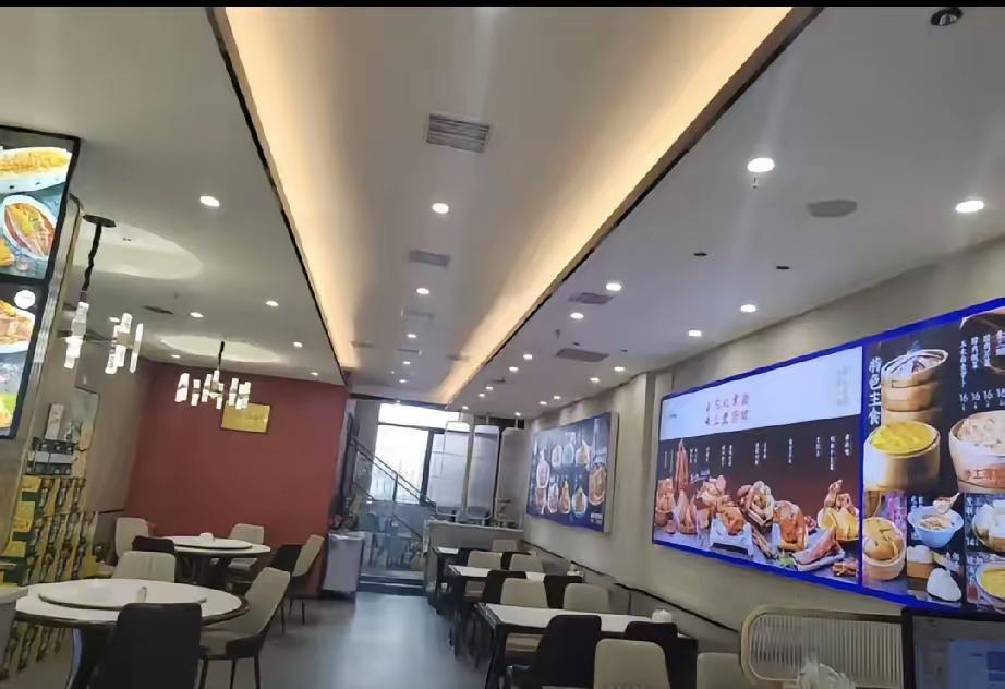 以前去饭店吃饭从来不做门口，觉得风大，且人来人往。以前总喜欢去二楼或包间，觉得人