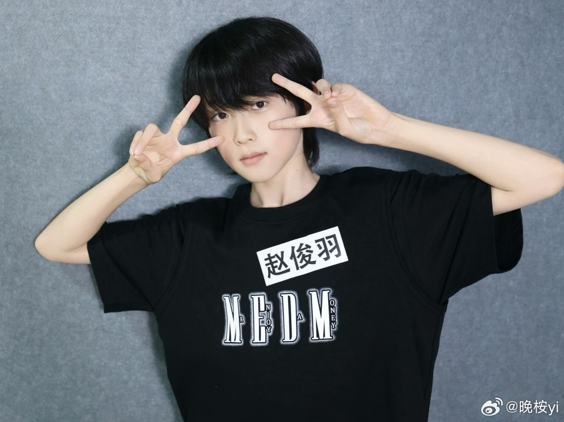 赵俊羽🧡赵俊羽骏羽凌霄俊心雕龙“仲夏的凉风吹走炙热的焦虑橙色的黄昏相拥
