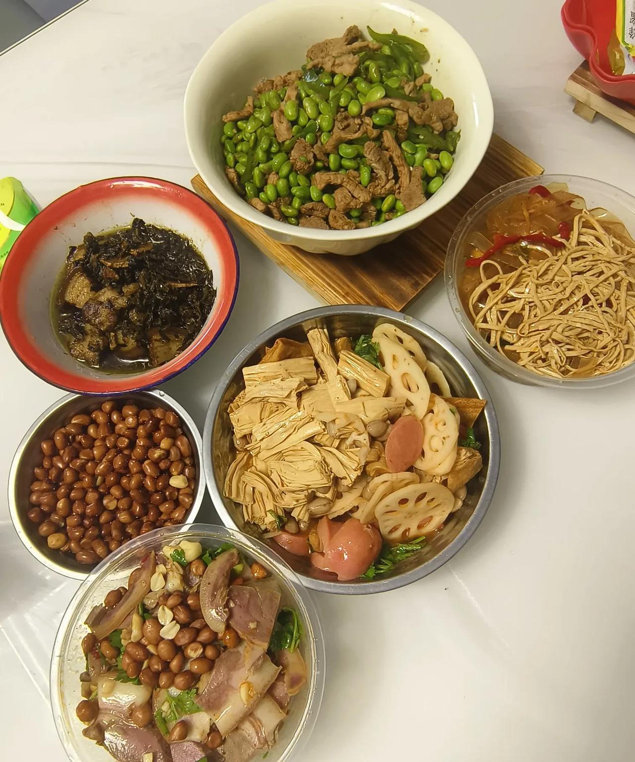 我是儿媳妇也是女儿，你让我怎么把婆婆当亲妈对待！我睡到大中午才起来我妈不会