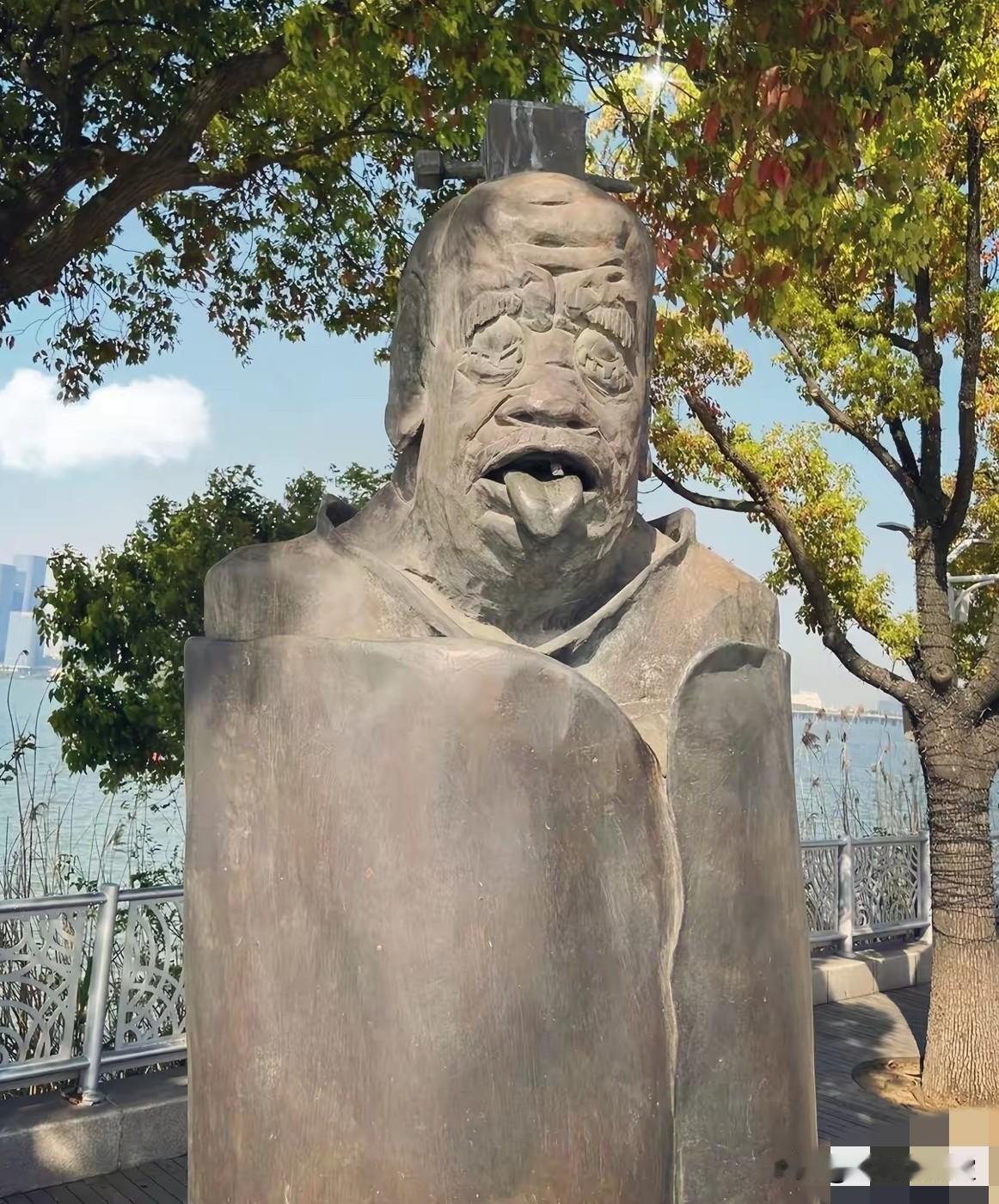 遭网友群嘲的“吐舌头”老子像，终于被拆除了。本以为这事儿翻篇了，结果那帮专家急